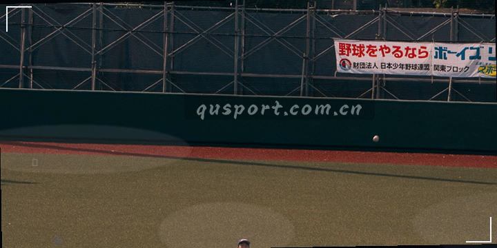 主队1-0领先，计时器停在87分钟，看台人浪涌动。